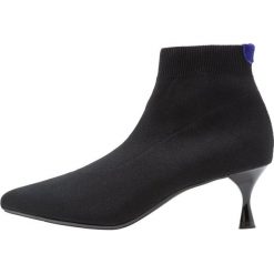 Peter Kaiser QUEENIE Ankle boot schwarz intense. Czarne botki damskie na zamek Peter Kaiser, z materiału. Za 759,00 zł.
