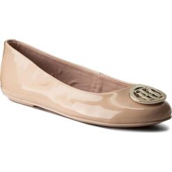 Baleriny TOMMY HILFIGER - Appleton 16P FW0FW02139 Dusty Rose 502. Czerwone baleriny damskie lakierowane TOMMY HILFIGER, z lakierowanej skóry, na płaskiej podeszwie. W wyprzedaży za 259,00 zł.