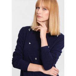 Granatowy Sweter Tiny Stones. Zielone swetry klasyczne damskie marki other, l, prążkowane. Za 69,99 zł.