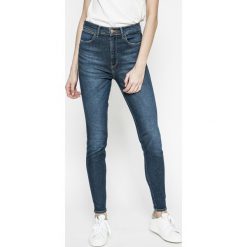 Wrangler - Jeansy Blue Shadow. Niebieskie rurki damskie Wrangler, z podwyższonym stanem. W wyprzedaży za 229,90 zł.