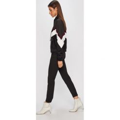 Guess Jeans - Kurtka. Czarne kurtki damskie Guess Jeans, s, z aplikacjami, z bawełny, krótkie. Za 459,90 zł.
