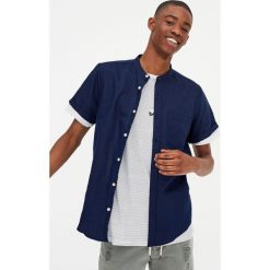 Lniana koszula z krótkim rękawem. Zielone koszule męskie Pull&Bear, m, bez wzorów, bez kołnierzyka, z krótkim rękawem. Za 62,90 zł.