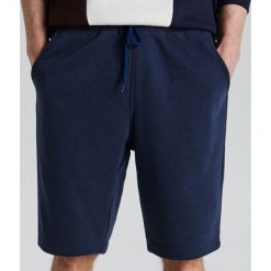 Dresowe szorty basic - Granatowy. Niebieskie spodenki i szorty męskie Cropp, s, bez wzorów, z dresówki. Za 49,99 zł.