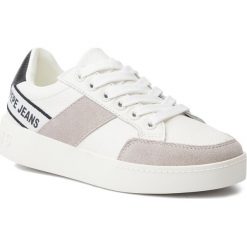 Sneakersy PEPE JEANS - Brixton Tape PLS30891 White 800. Białe półbuty damskie Pepe Jeans, bez wzorów, z jeansu, bez obcasa, na płaskiej podeszwie, bez zapięcia. W wyprzedaży za 239,00 zł.