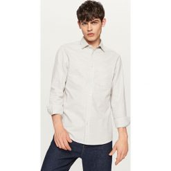 Bawełniana koszula regular fit - Jasny szary. Szare koszule męskie Reserved, m, bez wzorów, z bawełny, bez kołnierzyka, bez rękawów. Za 119,99 zł.