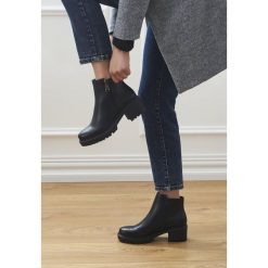Czarne Botki Necessitys. Czarne botki damskie Born2be, z okrągłym noskiem, bez obcasa, na płaskiej podeszwie, na zamek. Za 139,99 zł.