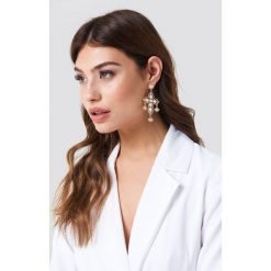 Kolczyki damskie: NA-KD Accessories Kolczyki krzyż z perłami – Gold