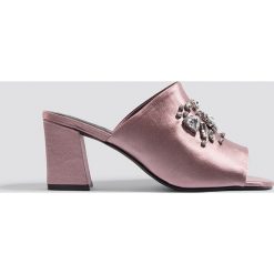 NA-KD Shoes Klapki ze zdobieniami - Pink. Różowe klapki damskie NA-KD Shoes, z satyny, na wysokim obcasie. W wyprzedaży za 72,78 zł.