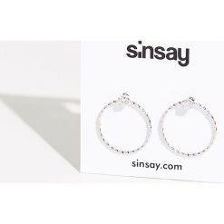 Kolczyki koła na sztyft - Jasny szar. Szare kolczyki damskie marki Sinsay, na sztyftcie. Za 9,99 zł.