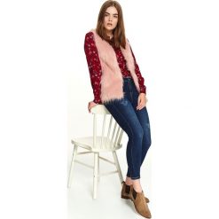 Kamizelka ze sztucznego futra. Różowe kamizelki damskie Top Secret, na zimę, z haftami, z jeansu, eleganckie, bez kaptura. W wyprzedaży za 109,99 zł.