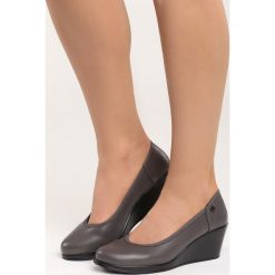 Szare Czółenka Vantage. Szare buty ślubne damskie marki Born2be, ze skóry, z okrągłym noskiem, na koturnie. Za 79,99 zł.