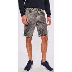 Wrangler - Szorty. Szare spodenki i szorty męskie marki Wrangler, z elastanu, casualowe. W wyprzedaży za 199,90 zł.