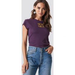NA-KD Trend T-shirt z surowym wykończeniem Semi Nice - Purple. Fioletowe t-shirty damskie NA-KD Trend, z nadrukiem, z jersey, z okrągłym kołnierzem. Za 72,95 zł.