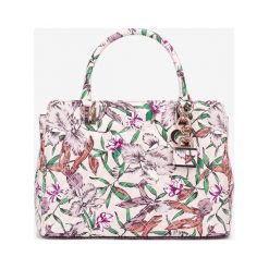 Guess Queenie Luxury Torebka Wielokolorowy. Żółte torebki klasyczne damskie Guess, w paski, z poliesteru, bez dodatków. Za 636,95 zł.