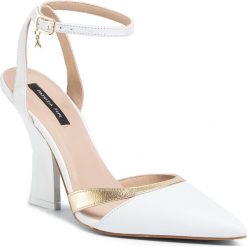 Sandały PATRIZIA PEPE - 2V9621/A7E8-FA61 White/Gold Star. Białe klapki damskie Patrizia Pepe, bez wzorów, ze skóry, bez obcasa, na obcasie. W wyprzedaży za 589,00 zł.