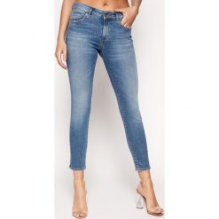 Jeansy Slim Fit TOMMY HILFIGER Venice Sarah 1M87647584. Niebieskie jeansy damskie TOMMY HILFIGER, m. W wyprzedaży za 359,00 zł.