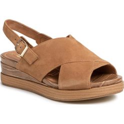 Sandały TAMARIS - 1-28230-24 Tobacco 336. Pomarańczowe klapki damskie Tamaris, bez wzorów, z zamszu, bez obcasa, na obcasie. Za 279,00 zł.