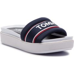 Klapki TOMMY JEANS - Pop Webbing Mule EN0EN00438 Midnight 403. Niebieskie klapki damskie Tommy Jeans, bez wzorów, z jeansu, bez obcasa. W wyprzedaży za 249,00 zł.