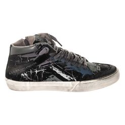 Skórzane sneakersy w kolorze czarnym ze wzorem. Czarne trampki męskie Guess, bez wzorów, z materiału, na sznurówki. W wyprzedaży za 299,95 zł.