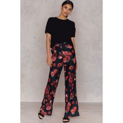 Spodnie z wysokim stanem: Hannalicious x NA-KD Rozszerzane spodnie garniturowe – Multicolor