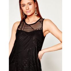 Sukienka letnia Desigual Keira 20SWVK39. Czarne sukienki damskie Desigual, na lato, s, bez wzorów, z poliesteru, bez kołnierzyka, bez rękawów. W wyprzedaży za 359,00 zł.