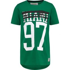 Koszulka "Hiasal" w kolorze zielonym. Zielone t-shirty chłopięce Vingino, z nadrukiem, z bawełny, bez rękawów. W wyprzedaży za 59,95 zł.
