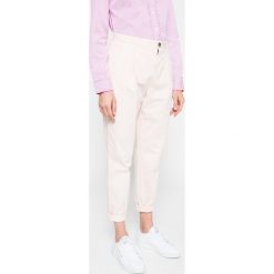 Tommy Hilfiger - Spodnie. Różowe spodnie damskie TOMMY HILFIGER, z elastanu. W wyprzedaży za 179,90 zł.
