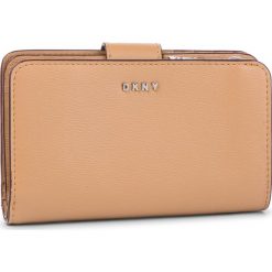 Duży Portfel Damski DKNY - Bryant Sm Carryall R8313659 Latte 263. Brązowe portfele damskie DKNY, bez wzorów, ze skóry. W wyprzedaży za 309,00 zł.