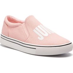 Tenisówki JUICY BY JUICY COUTURE - Cesara JJ172 Baby Pink. Różowe półbuty damskie Juicy by Juicy Couture, na co dzień, bez wzorów, z gumy, bez obcasa, na płaskiej podeszwie, bez zapięcia. W wyprzedaży za 179,00 zł.