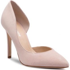 Szpilki SOLO FEMME - 34278-A8-H18/000-04-00 Pudrowy Róż. Różowe półbuty damskie Solo Femme, bez wzorów, ze skóry, eleganckie, bez obcasa, na obcasie, bez zapięcia. W wyprzedaży za 239,00 zł.