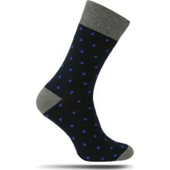 Modne Skarpetki Męskie Chattier - Niebieskie Grochy, Czarne Tło SKCH0027classic. Niebieskie skarpetki męskie Chattier, w grochy, z bawełny. Za 12,90 zł.