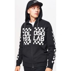 Zapinana bluza z kapturem - Czarny. Czarne bluzy męskie z kapturem marki Cropp, s. W wyprzedaży za 59,99 zł.