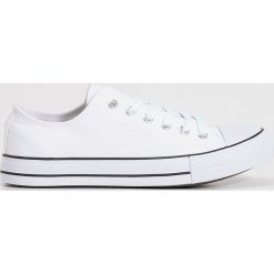 Białe trampki - Biały. Białe trampki i tenisówki damskie marki Sinsay, bez wzorów, bez zapięcia. Za 69,99 zł.