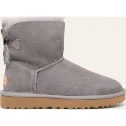 UGG - Śniegowce Mini Bailey Bow II. Fioletowe śniegowce damskie Ugg, z wełny, bez zapięcia. W wyprzedaży za 599,90 zł.
