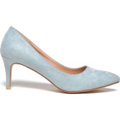 Szpilki damskie klasyczne. Niebieskie szpilki Top Secret, bez wzorów, z jeansu, eleganckie, bez obcasa, na szpilce, bez zapięcia. W wyprzedaży za 39,99 zł.
