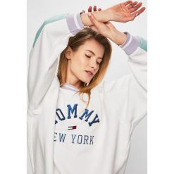 Tommy Jeans - Bluza. Białe bluzy damskie Tommy Jeans, s, z nadrukiem, z bawełny, bez rękawów, bez kaptura. W wyprzedaży za 319,90 zł.