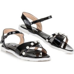 Płaskie sandałki z perełkami NINON czarne. Czarne sandały damskie marki VCS new collection, ze skóry ekologicznej, z otwartym noskiem, na płaskiej podeszwie, ze sprzączką. Za 59,00 zł.