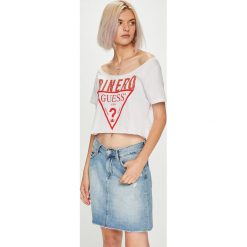 Guess Jeans - Top. Białe bluzki damskie Guess Jeans, s, z nadrukiem, z bawełny, z okrągłym kołnierzem. W wyprzedaży za 89,90 zł.