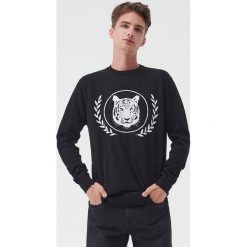 Sweter z wzorem z przodu - Czarny. Czarne swetry męskie Sinsay, s, bez wzorów, bez kołnierzyka, bez kaptura. Za 49,99 zł.
