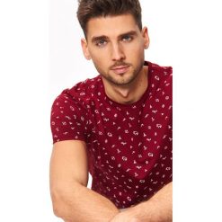 T-shirt z nadrukowanym wzorem. Czerwone t-shirty męskie Top Secret, na lato, xxl, z nadrukiem, z bawełny, eleganckie, bez kołnierzyka, krótkie. Za 29,99 zł.