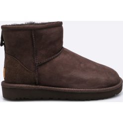 UGG - Botki Classic. Szare buty zimowe damskie marki Ugg, z futra, na obcasie. Za 749,90 zł.