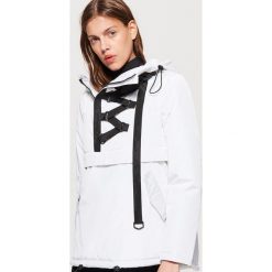 Kurtka typu anorak z taśmą - Biały. Białe kurtki damskie Cropp, m. W wyprzedaży za 69,99 zł.