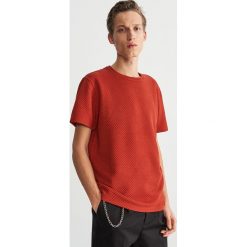 T-shirt z teksturowanej dzianiny - Czerwony. Czerwone t-shirty męskie Reserved, s, bez wzorów, z dzianiny, bez kołnierzyka. Za 79,99 zł.
