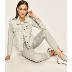 Wrangler - Kurtka jeansowa. Niebieskie kurtki damskie Wrangler, s, bez wzorów, z bawełny, krótkie. W wyprzedaży za 239,90 zł.