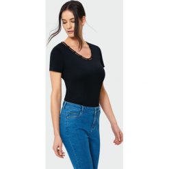 Top z dekoracyjną lamówką. Bluzki damskie Greenpoint, bez wzorów, z elastanu, bez kołnierzyka, bez rękawów. Za 19,99 zł.