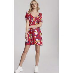 Czerwona Sukienka Maryrina. Czerwone sukienki damskie Renee, na imprezę, s, w kwiaty, bez kołnierzyka, z krótkim rękawem, krótkie, mini, rozkloszowane. Za 69,99 zł.