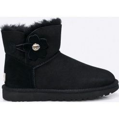 UGG - Buty Mini Bailey. Szare buty zimowe damskie marki Ugg, z futra, na obcasie. W wyprzedaży za 629,90 zł.