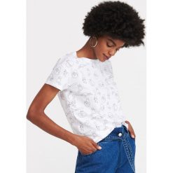T-shirt z rysunkowym nadrukiem - Kremowy. Białe t-shirty damskie Reserved, s, z nadrukiem, bez kołnierzyka. Za 39,99 zł.