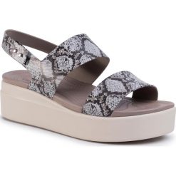 Sandały CROCS - Brooklyn Low Wedge W 206453 Multi/Stucco. Szare klapki damskie Crocs, bez wzorów, z tworzywa sztucznego, bez obcasa. Za 239,00 zł.