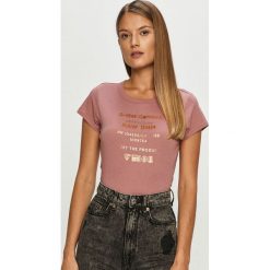 G-Star Raw - T-shirt. Różowe bluzki damskie G-Star RAW, s, z nadrukiem, z bawełny, retro, z okrągłym kołnierzem, z krótkim rękawem. Za 139,90 zł.